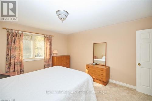 737 Canboro Road, Pelham (664 - Fenwick), ON - Indoor Photo Showing Bedroom