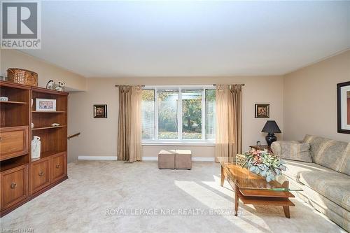 737 Canboro Road, Pelham (664 - Fenwick), ON - Indoor Photo Showing Living Room