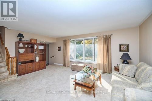 737 Canboro Road, Pelham (664 - Fenwick), ON - Indoor Photo Showing Living Room