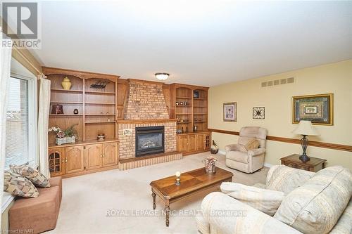 737 Canboro Road, Pelham (664 - Fenwick), ON - Indoor Photo Showing Living Room With Fireplace