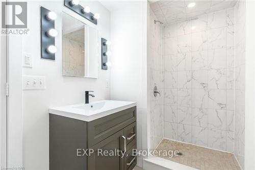 14 Ruth Street, Hamilton (Stripley), ON - Indoor Photo Showing Bathroom