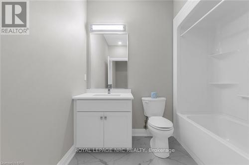 315 Old Course Trail, Welland (766 - Hwy 406/Welland), ON - Indoor Photo Showing Bathroom