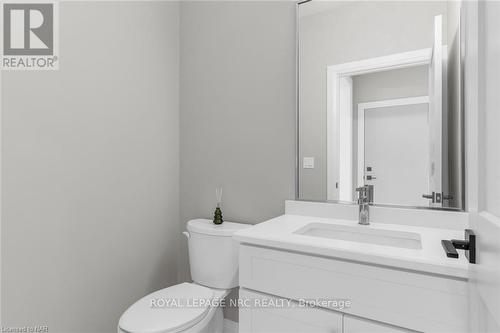 315 Old Course Trail, Welland (766 - Hwy 406/Welland), ON - Indoor Photo Showing Bathroom