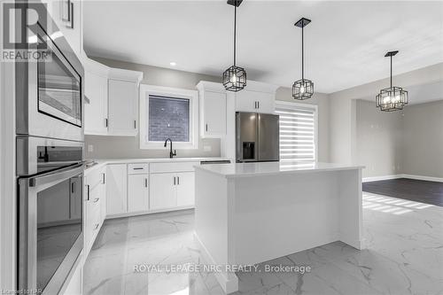 315 Old Course Trail, Welland (766 - Hwy 406/Welland), ON - Indoor Photo Showing Kitchen With Upgraded Kitchen