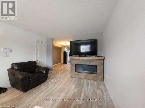 7 - 7768 Ascot Circle, Niagara Falls (213 - Ascot), ON - Indoor Photo Showing Living Room