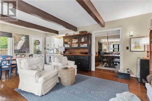 8 Ridgewood Road, St. Catharines (457 - Old Glenridge), ON - Indoor Photo Showing Living Room