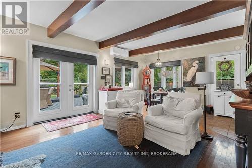 8 Ridgewood Road, St. Catharines (457 - Old Glenridge), ON - Indoor Photo Showing Living Room