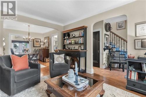 8 Ridgewood Road, St. Catharines (457 - Old Glenridge), ON - Indoor Photo Showing Living Room