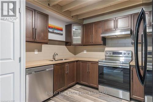 681 Warner Road, Niagara-On-The-Lake (105 - St. Davids), ON - Indoor Photo Showing Kitchen With Double Sink