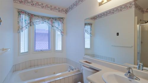 838 Springwood Court, Kelowna, BC - Indoor Photo Showing Bathroom