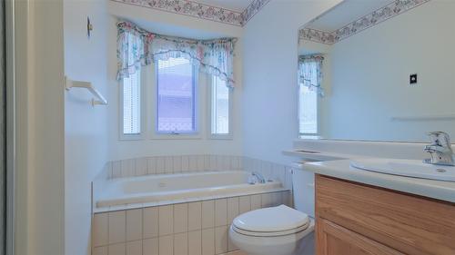 838 Springwood Court, Kelowna, BC - Indoor Photo Showing Bathroom