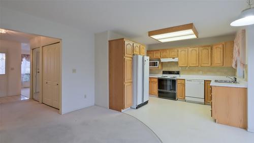 838 Springwood Court, Kelowna, BC - Indoor Photo Showing Kitchen With Double Sink