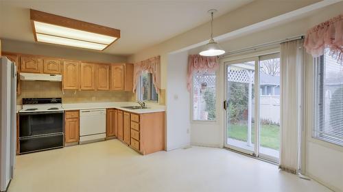 838 Springwood Court, Kelowna, BC - Indoor Photo Showing Kitchen With Double Sink