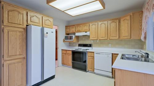 838 Springwood Court, Kelowna, BC - Indoor Photo Showing Kitchen With Double Sink