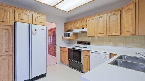 838 Springwood Court, Kelowna, BC - Indoor Photo Showing Kitchen With Double Sink