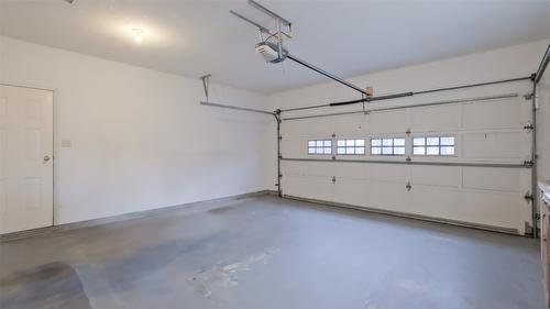 838 Springwood Court, Kelowna, BC - Indoor Photo Showing Garage