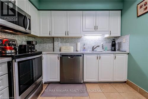 1 - 174 Martindale Road, St. Catharines (453 - Grapeview), ON - Indoor Photo Showing Kitchen