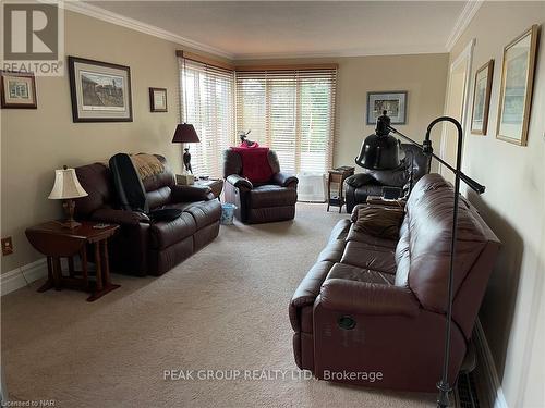 4456 Lyons Creek Road, Niagara Falls (224 - Lyons Creek), ON - Indoor Photo Showing Living Room