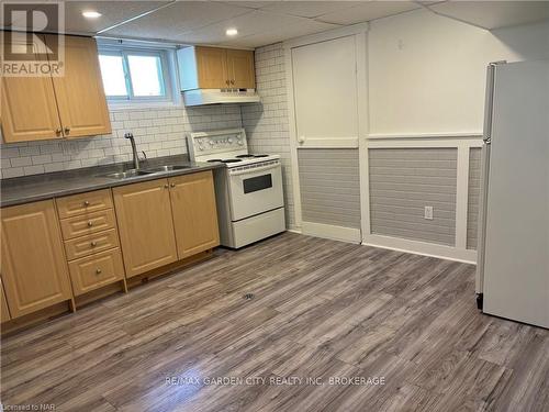 Lower - 71 Albert Street W, Thorold (557 - Thorold Downtown), ON - Indoor Photo Showing Kitchen With Double Sink