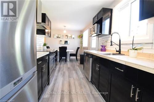 21 Fairlawn Crescent, Welland (769 - Prince Charles), ON - Indoor Photo Showing Kitchen With Upgraded Kitchen