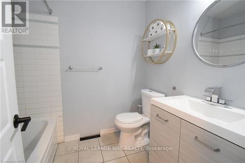 21 Fairlawn Crescent, Welland (769 - Prince Charles), ON - Indoor Photo Showing Bathroom