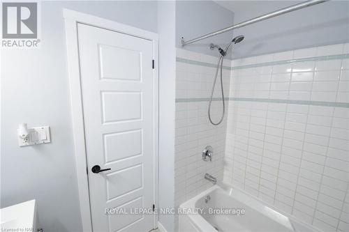 21 Fairlawn Crescent, Welland (769 - Prince Charles), ON - Indoor Photo Showing Bathroom