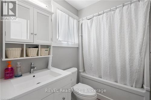 148 Young Street, Welland (768 - Welland Downtown), ON - Indoor Photo Showing Bathroom