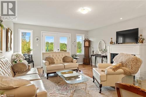 11 - 77 Avery Crescent, St. Catharines (456 - Oakdale), ON - Indoor Photo Showing Living Room