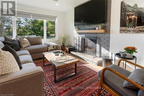 1717 Cream Street, Pelham (663 - North Pelham), ON - Indoor Photo Showing Living Room With Fireplace