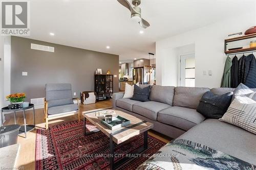 1717 Cream Street, Pelham (663 - North Pelham), ON - Indoor Photo Showing Living Room