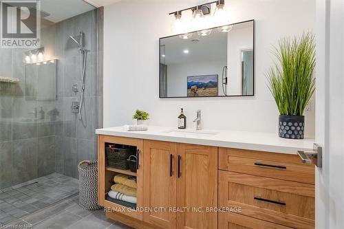 1717 Cream Street, Pelham (663 - North Pelham), ON - Indoor Photo Showing Bathroom