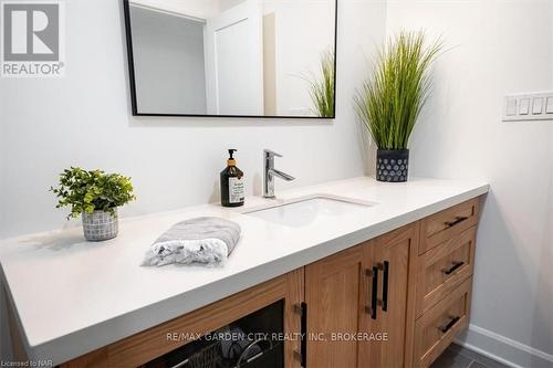 1717 Cream Street, Pelham (663 - North Pelham), ON - Indoor Photo Showing Bathroom