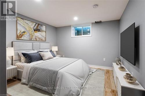 1717 Cream Street, Pelham (663 - North Pelham), ON - Indoor Photo Showing Bedroom