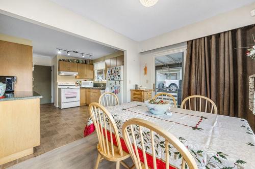 2429 Gosset Road, West Kelowna, BC - Indoor Photo Showing Dining Room