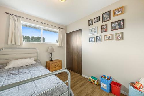 2429 Gosset Road, West Kelowna, BC - Indoor Photo Showing Bedroom