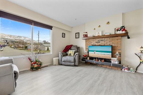 2429 Gosset Road, West Kelowna, BC - Indoor Photo Showing Living Room With Fireplace