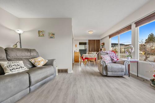 2429 Gosset Road, West Kelowna, BC - Indoor Photo Showing Living Room