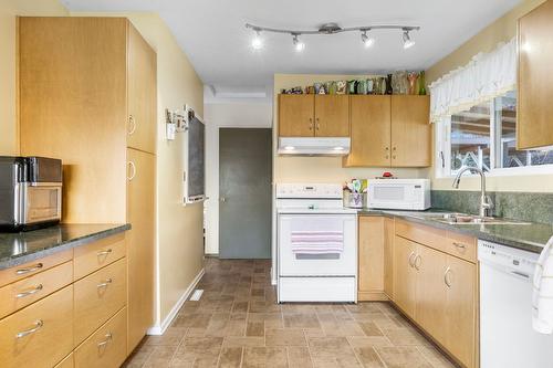 2429 Gosset Road, West Kelowna, BC - Indoor Photo Showing Kitchen