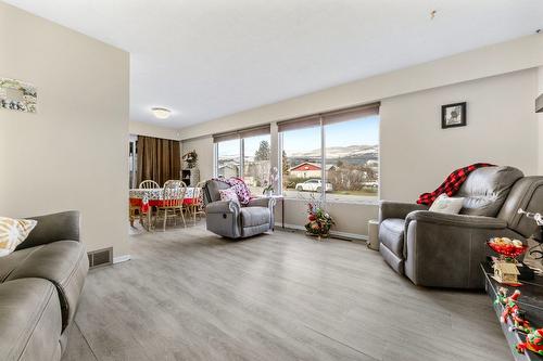 2429 Gosset Road, West Kelowna, BC - Indoor Photo Showing Living Room