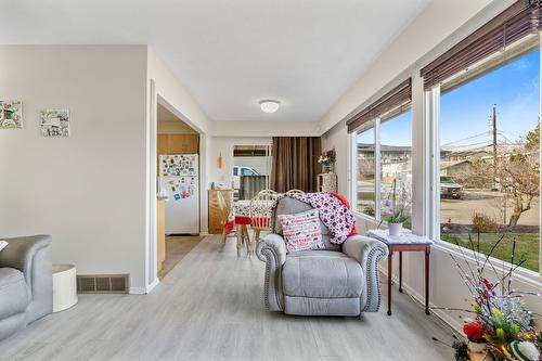 2429 Gosset Road, West Kelowna, BC - Indoor Photo Showing Living Room