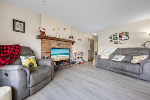 2429 Gosset Road, West Kelowna, BC - Indoor Photo Showing Living Room With Fireplace