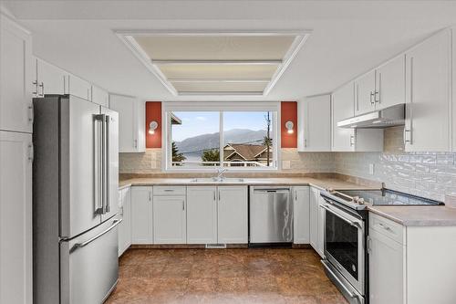 6133 Aitkens Road, Peachland, BC - Indoor Photo Showing Kitchen With Stainless Steel Kitchen With Double Sink With Upgraded Kitchen