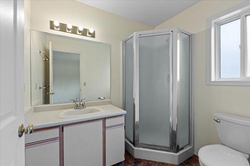 6133 Aitkens Road, Peachland, BC - Indoor Photo Showing Bathroom