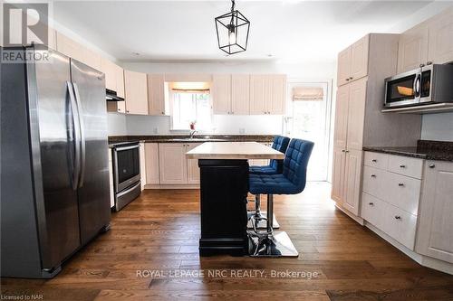 199 Lakewood Avenue, Fort Erie (337 - Crystal Beach), ON - Indoor Photo Showing Kitchen With Stainless Steel Kitchen With Double Sink