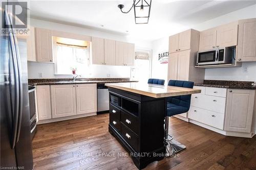 199 Lakewood Avenue, Fort Erie (337 - Crystal Beach), ON - Indoor Photo Showing Kitchen