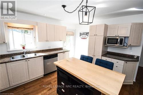 199 Lakewood Avenue, Fort Erie (337 - Crystal Beach), ON - Indoor Photo Showing Kitchen With Double Sink