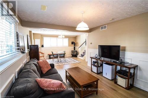 199 Lakewood Avenue, Fort Erie (337 - Crystal Beach), ON - Indoor Photo Showing Living Room