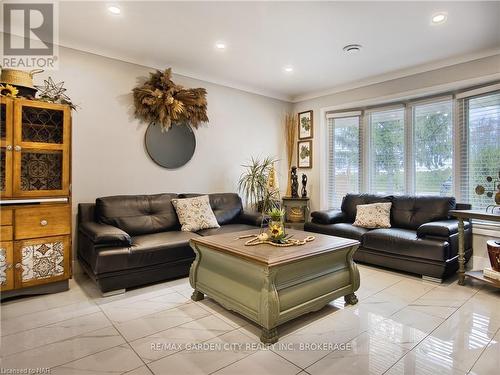 1729 Third St Louth Street, St. Catharines (454 - Rural Fourth), ON - Indoor Photo Showing Living Room