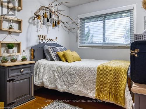 1729 Third St Louth Street, St. Catharines (454 - Rural Fourth), ON - Indoor Photo Showing Bedroom