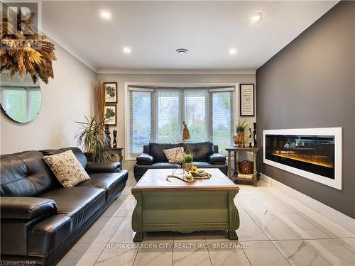 1729 Third St Louth Street, St. Catharines (454 - Rural Fourth), ON - Indoor Photo Showing Living Room With Fireplace